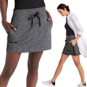 Athleta Size Medium Metro Downtown Skort Pull On Waistband Gray Black Pockets